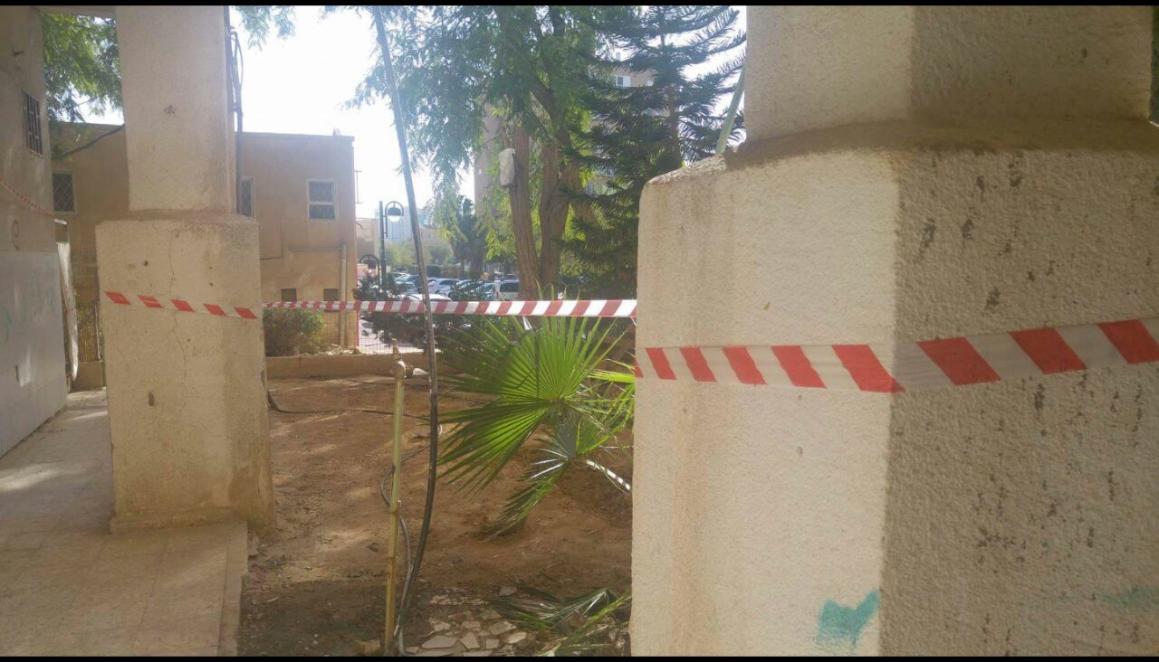 עמוד תומך נפגע, הדיירים פונו במהירות (צילום: באדיבות אילנה פק)